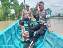 Kapolsek Sragi Pantau Banjir di Dusun Umbul Besar, Debit Air Mencapai 75 cm