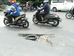 Lobang Menganga di Jalan Kota Bekasi Bahayakan Pengendara