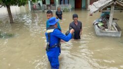 Gabungan Polairud Polda Lampung dan Polres Lampung Selatan Evakuasi Warga Terdampak Banjir