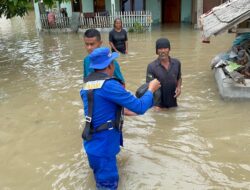 Gabungan Polairud Polda Lampung dan Polres Lampung Selatan Evakuasi Warga Terdampak Banjir