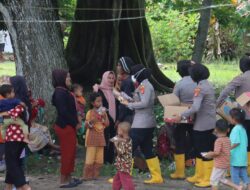 Polwan Lamsel Berbagi Keceriaan dengan Anak-Anak di Pengungsian Banjir