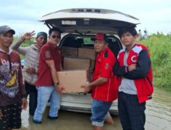 Salurkan Bantuan, H. Aribun Sayunis Tinjau Warga Yang Terdampak Banjir di Desa Bandar Agung