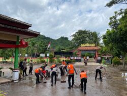 Tim SAR Polda Lampung Turun Membersihkan Rumah Warga dan Sekolah Yang Terdampak Banjir