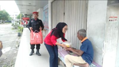 Secara Sederhana HUT PDIP dan Megawati di DPC Kota Bekasi Membagikan Membagikan Nasi Tumpeng ke Warga