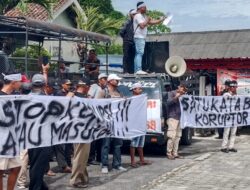 Gelar Aksi, Masyarakat Minta Kades Bakti rasa Lamsel Diminta Turun Dari Jabatannya