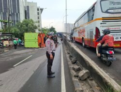 Respon Cepat Anggota Lalulintas Urai Kemacetan Akibat Truk Terguling di Dekat Gerbang Tol Cikarang Barat