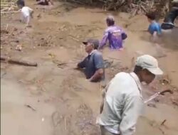 Warga Tarahan Bersihkan Sampah di Sungai Akibat Banjir