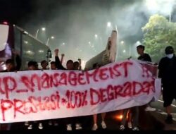 Suporter Persipasi Kota Bekasi Menggelar Aksi Protes Menuntut Manajemen Memberikan Klarifikasi Atas Degradasi ke Liga 4