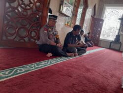 Melalui Ibadah Sholat Jumat Bhabinkamtibmas Polsek Tambun Selatan Berbaur Dengan Warga