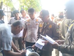 Gabungan Satpol PP Hingga Perangkat Desa, Berikan Surat Edaran Pembongkaran Bangli di Bantaran Kali CBL