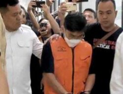 Digiring Polisi, Tampang Pelaku Penganiayaan Satpam Rumah Sakit di Bekasi Tertunduk Lesu