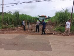Peka Terhadap Keluhan Masyarakat, Team Dari Indek 11 Beserta Karang Taruna dan Polsek Purwadadi Terjun Langsung Bersihkan Jalan