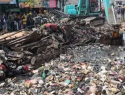 Bersama Tim Gabungan TNI dan Polri, Satpol PP Kabupaten Bekasi Kawal Pembongkaran Bangli di Tambun Selatan